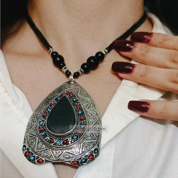 Handmade lapis lazuli pendant necklace: boho jewelry with beads and gemstones. - Picture 8 of 8